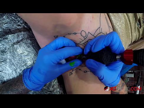 ❤️ Keçika pir tattookirî Sully Savage tattooek li ser klîtorê xwe kir. Porno li porno ku.sexafinkarasskaz.ru ❌