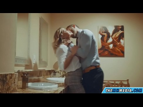 ❤️ Gava ku blondeyek busty we di nav hewşek gelemperî de dixapîne Porno li porno ku.sexafinkarasskaz.ru ❌